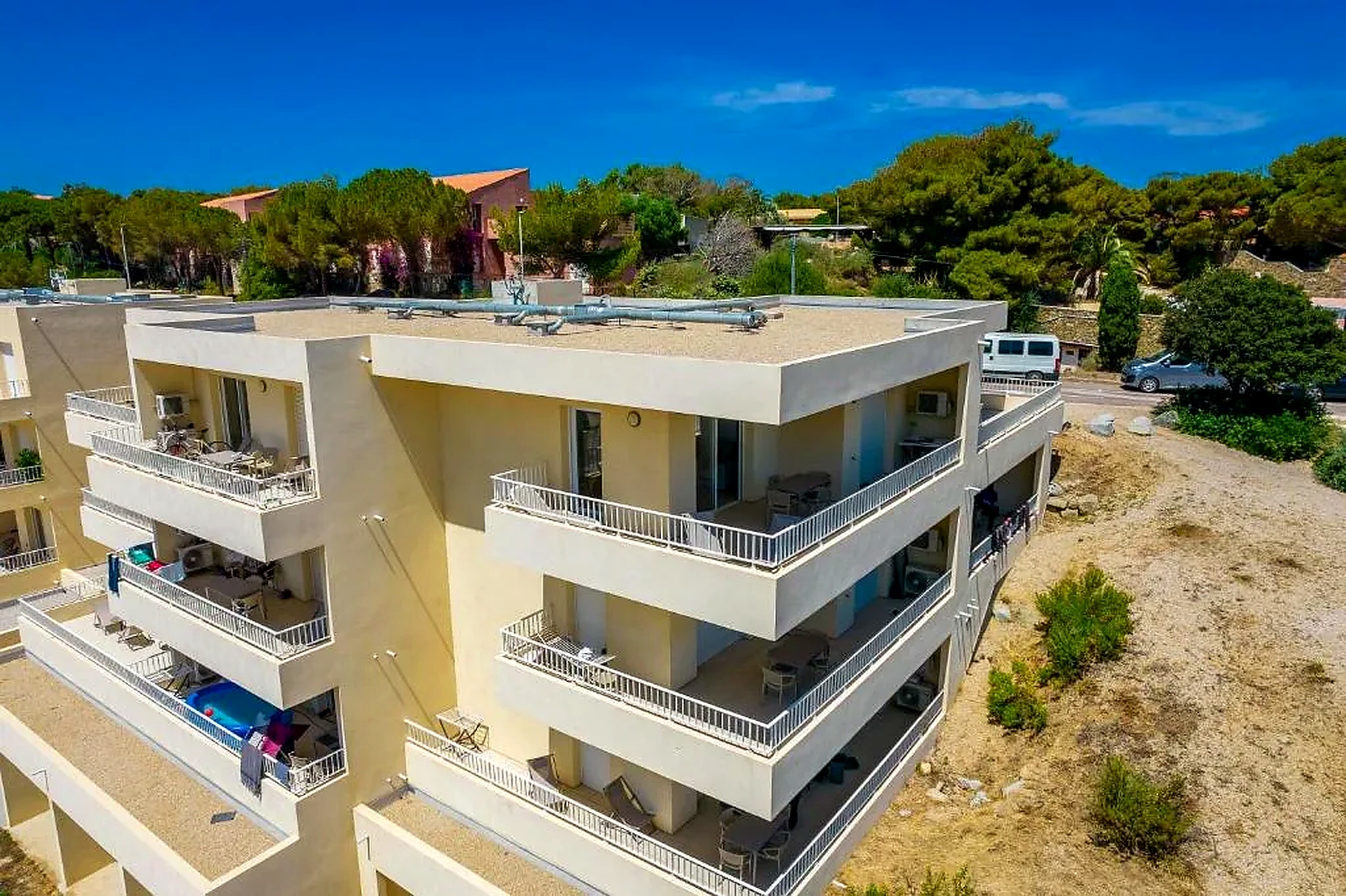 Vue aérienne de la Résidence A Marina - Bât A à Lumio, architecture moderne face à la mer Méditerranée