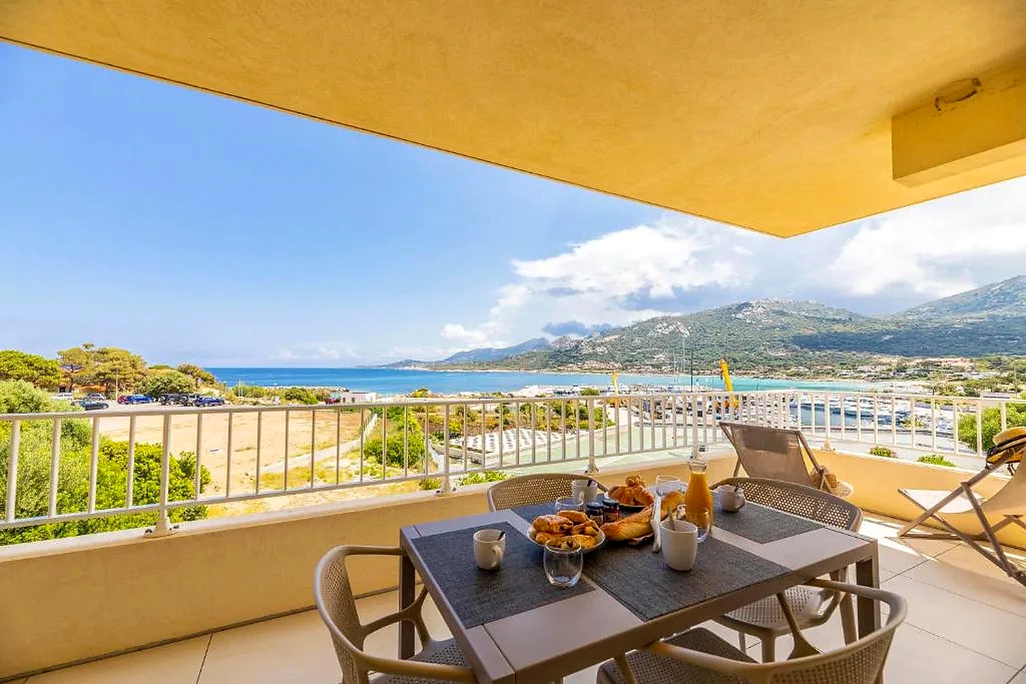 Terrasse spacieuse avec vue panoramique sur le Marine de Sant’Ambroggio, Résidence A Marina - Bât A